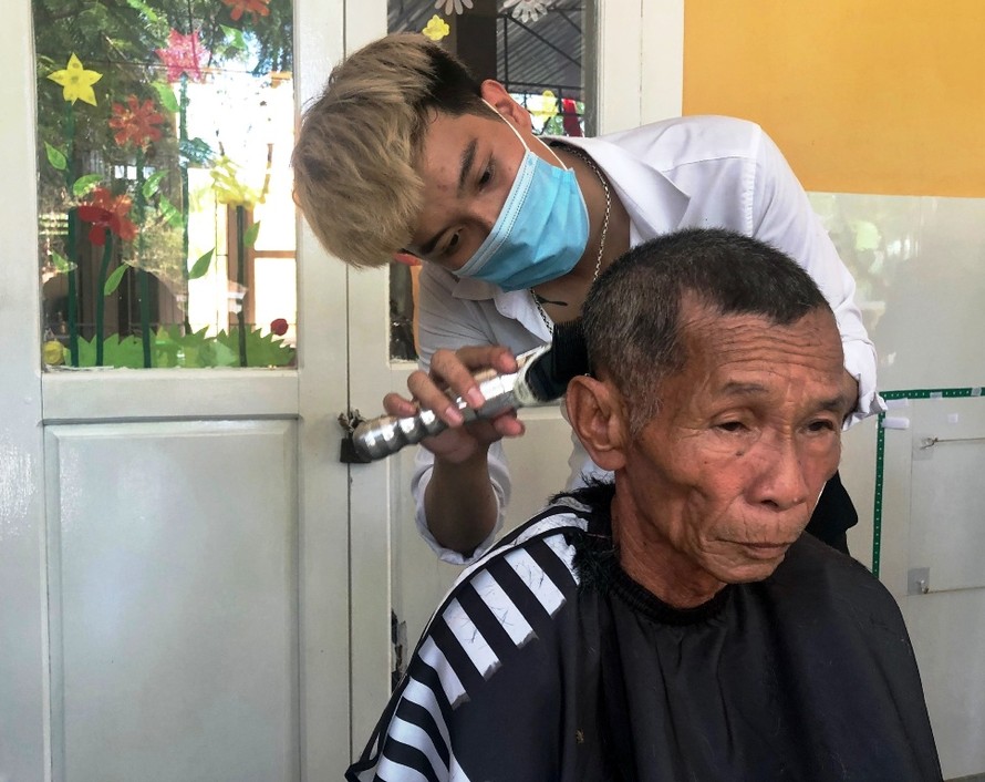 ĐVTN tình nguyện cắt tóc cho dân nghèo.