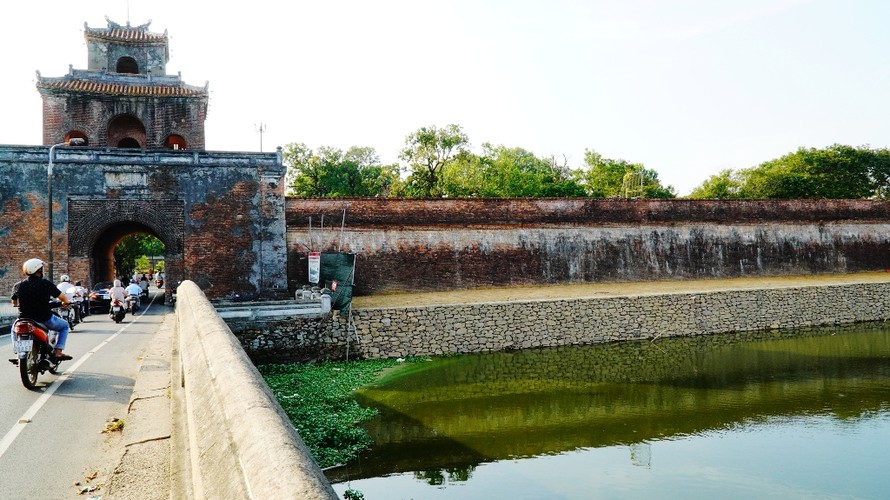 Việc trùng tu đoạn kè từ cửa Ngăn (cửa Thể Nhơn) đến Nam Xương đài ở mặt nam Kinh thành Huế đã cơ bản hoàn thành và được cho là kỳ công nhất từ trước tới nay.