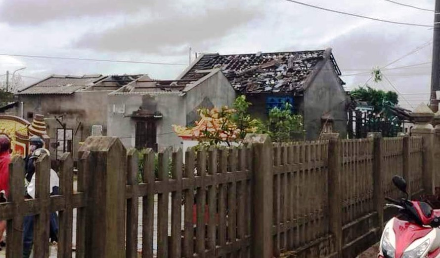 Nhà dân bị hư hỏng nặng do bão số 5 tại huyện Phong Điền.