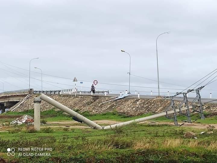 Cột điện gãy thành 3 đoạn do bão cấp 8 giữa đồng không mông quạnh tại TT-Huế.