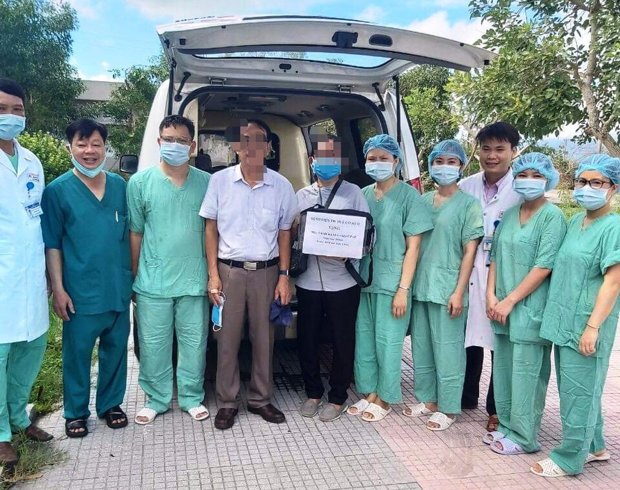 Người nhà bệnh nhân 438 tiếp nhận món quà đặc biệt từ Bệnh viện T.Ư Huế.