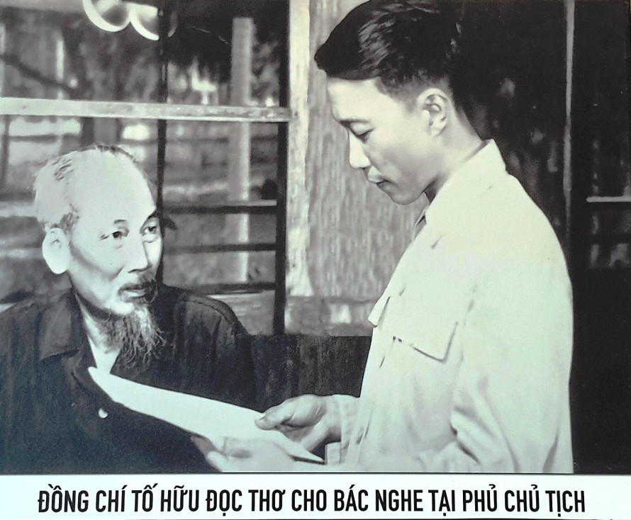 Nhà thơ Tố Hữu đọc thơ cho Bác nghe tại Phủ Chủ tịch.