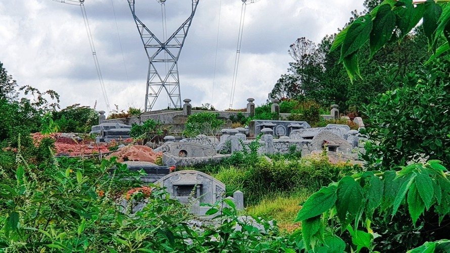 Ngang nhiên đào múc đất sâu dưới hành lang bảo vệ lưới điện 500kV, ngay cạnh móng trụ điện cao thế thuộc khu vực thôn Kim Sơn, xã Thủy Bằng, thị xã Hương Thủy, TT-Huế.