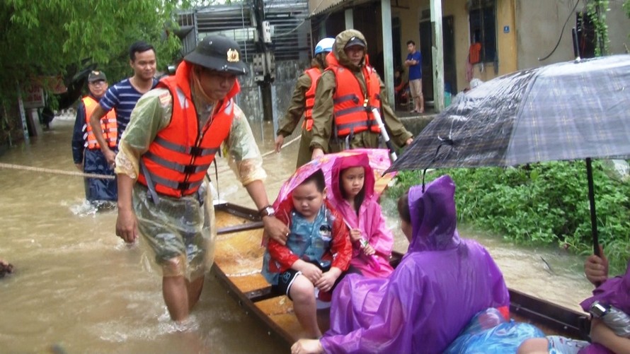 Công an TP Huế tích cực di chuyển trẻ em, người lớn tuổi ở vùng ngập lụt sâu đến nơi an toàn.