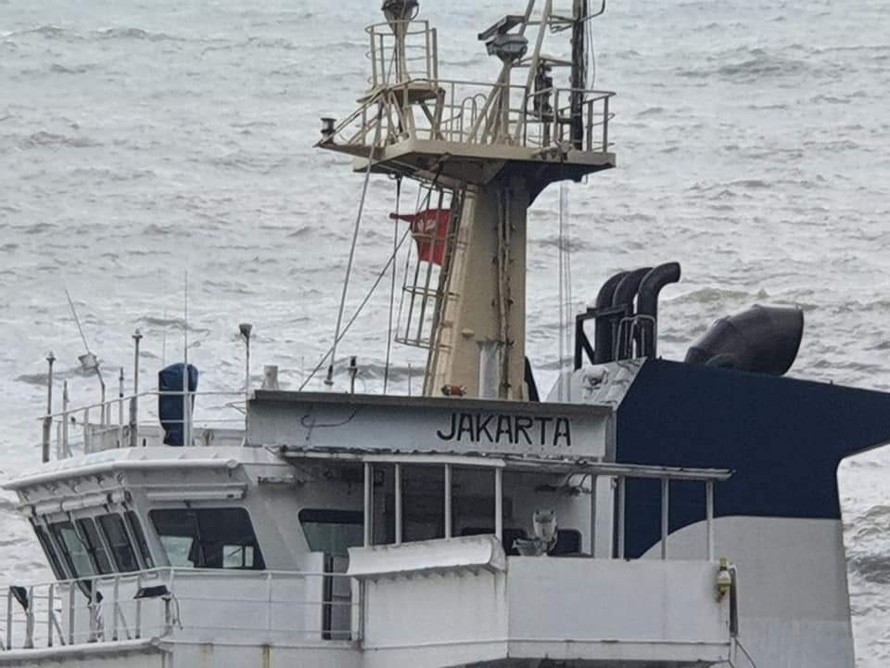Con tàu ghi chữ Jakarta, treo cờ Đài Loan, bên trong nghi không có người.