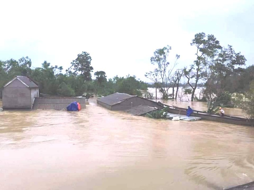 Nhà dân bị lũ nhấn chìm tại huyện Phong Điền, TT-Huế.