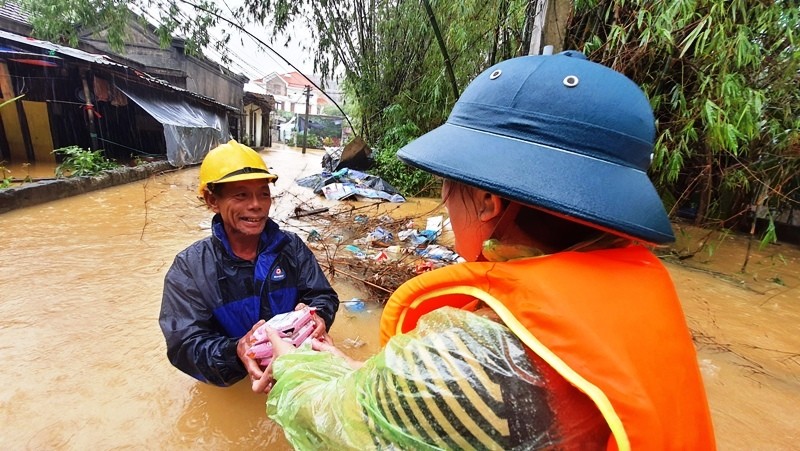 Dầm mình giữa mưa lũ cứu trợ cho dân bị ngập lụt dài ngày có nguy cơ thiếu đói tại phường Xuân Phú, TP Huế