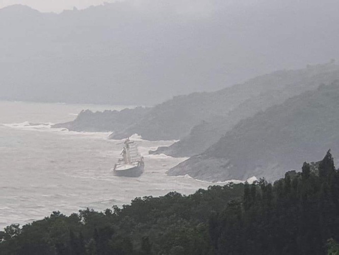 Con tàu biển bí ẩn dạt vào bờ biển TT-Huế.
