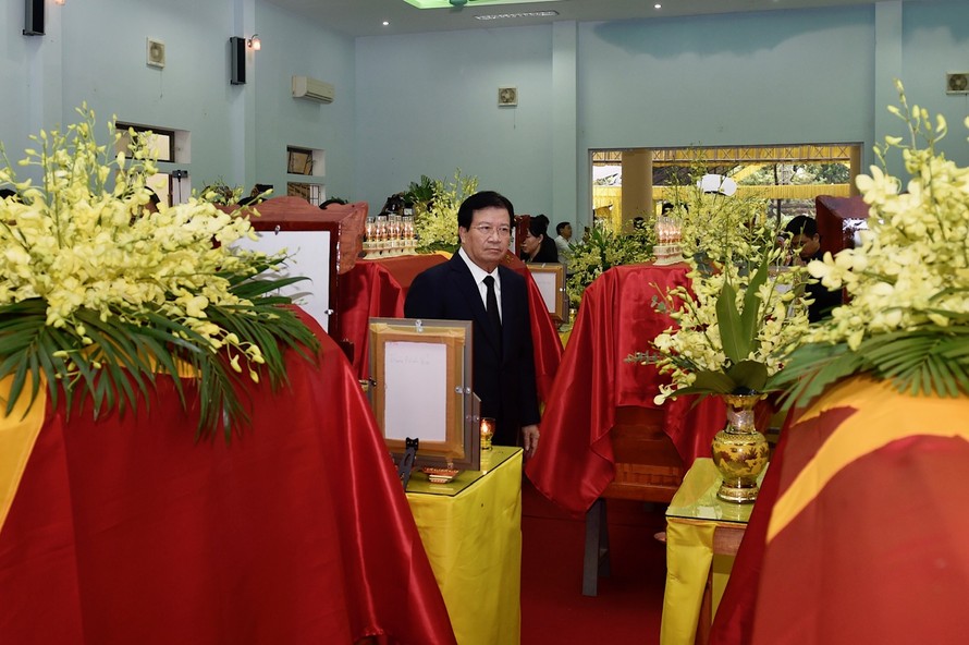 Phó Thủ tướng Trịnh Đình Dũng tại lễ viếng 13 liệt sĩ sáng nay. Ảnh: VGP