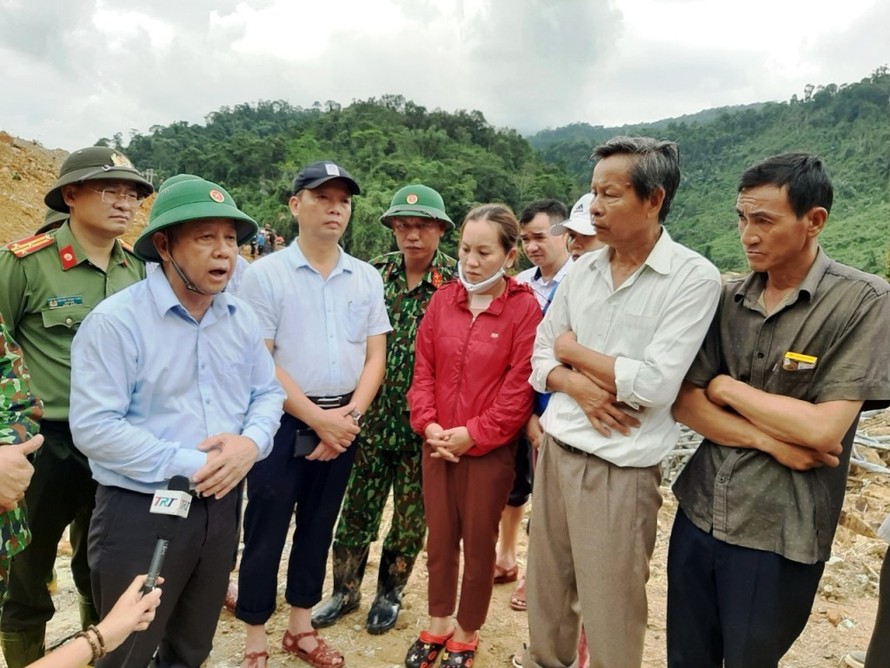 Ông Phan Ngọc Thọ, Chủ tịch UBND tỉnh Thừa Thiên Huế (thứ hai từ trái sang) cùng người dân đến hiện trường sạt lở thủy điện Rào Trăng 3.