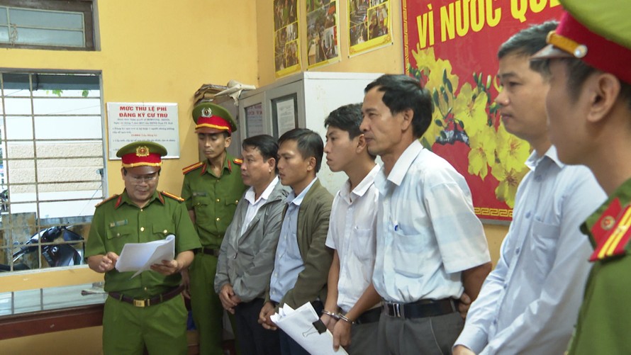 Cựu "quan phường" và 4 nhân viên địa chính tại Huế bị khởi tố về hành vi thiếu trách nhiệm gây hậu quả nghiêm trọng.