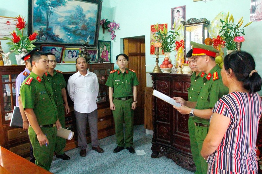 Đọc lệnh khởi tố, bắt tạm giam Phan Văn Chinh (áo trắng).