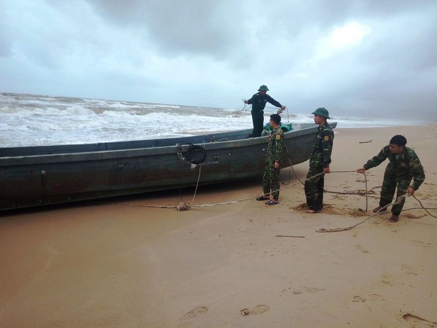Tàu thuyền không có người lại dạt vào vùng bờ biển Lăng Cô, TT-Huế.