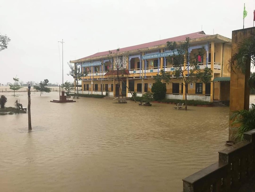 Trường học bị ngập lụt, hàng nghìn học sinh tại Thừa Thiên Huế phải nghỉ học kể từ chiều 11/11.