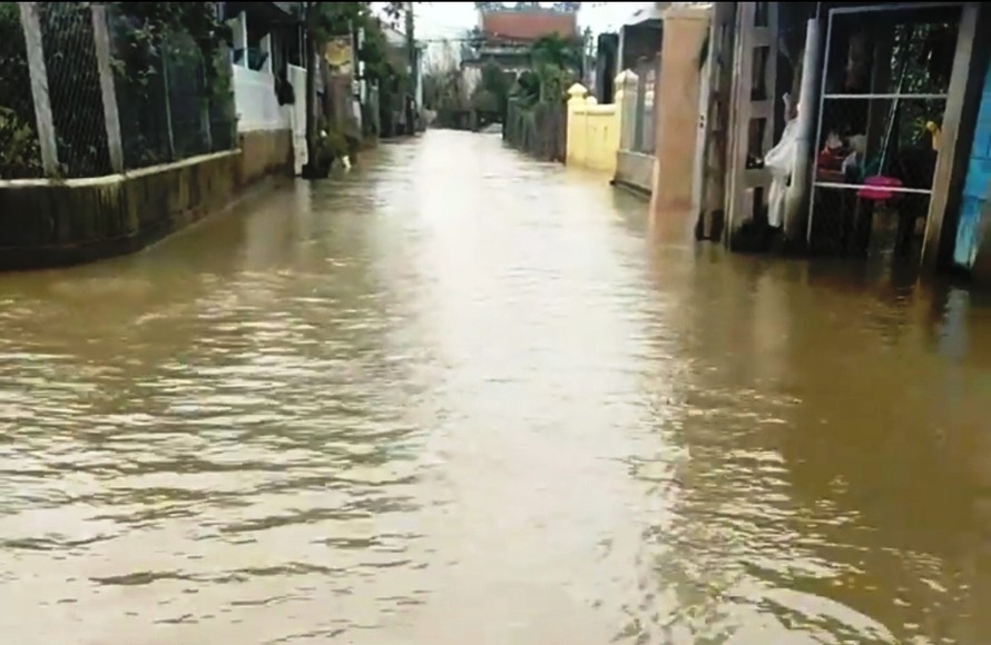 Đường về xã Quảng An (huyện Quảng Điền, TT-Huế) vẫn còn ngập sâu.