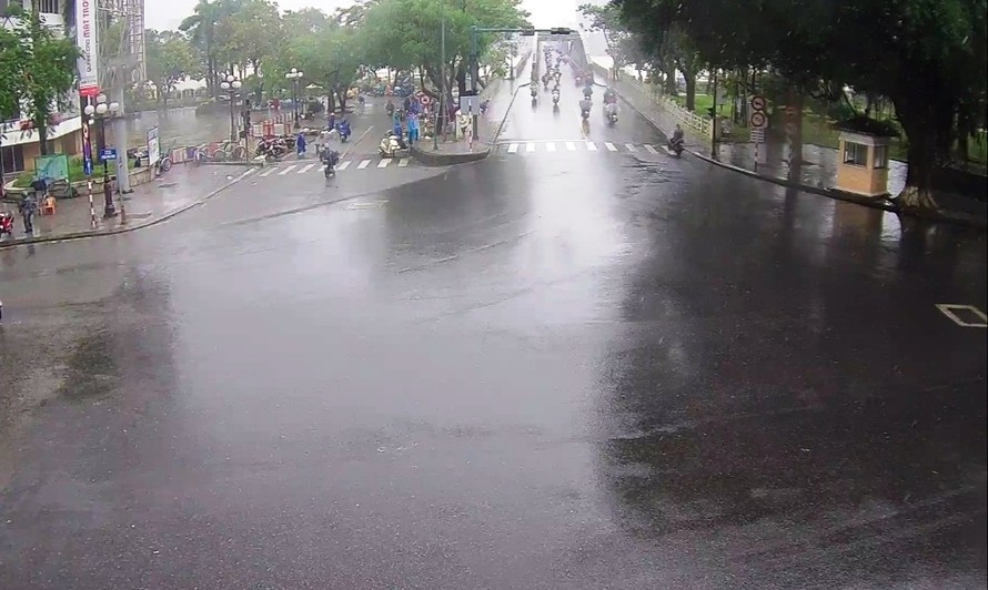 Đường phố tại Huế dần vắng người trước "giờ giới nghiêm" ứng phó bão 13. Ảnh: Hue-S