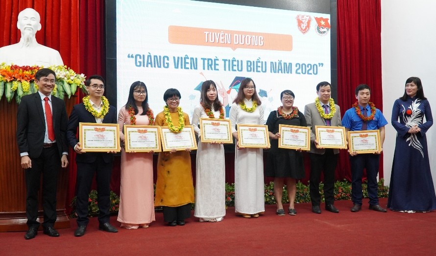 18 gương mặt giảng viên trẻ tiêu biểu Đại học Huế năm 2020 đã được tuyên dương dịp kỷ niệm Ngày nhà giáo Việt Nam 20/11.