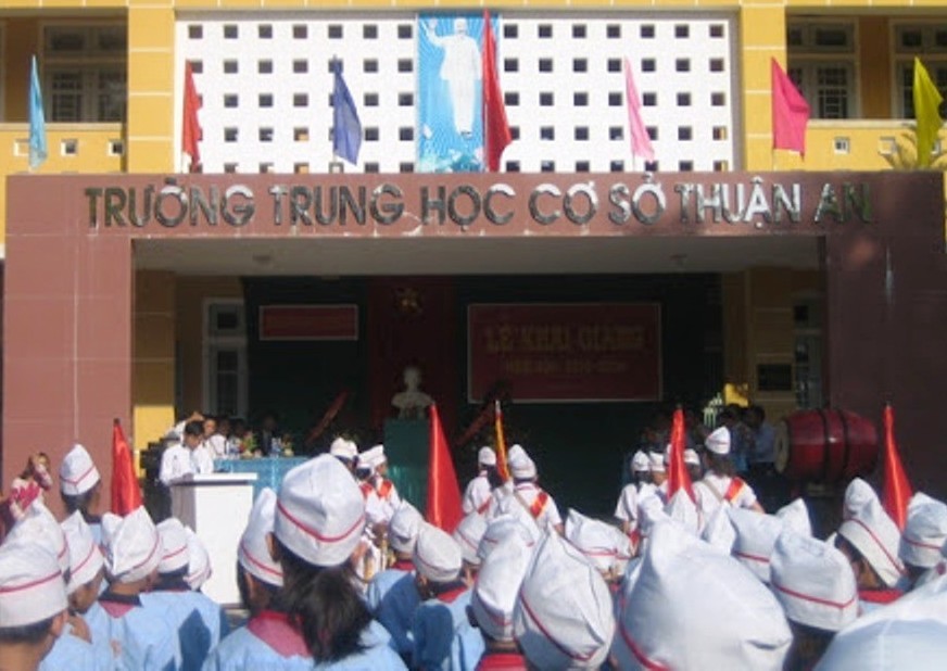 Thầy giáo Nguyễn Viết Giàu thôi làm hiệu trưởng Trường THCS Thuận An để xin về làm giáo viên.