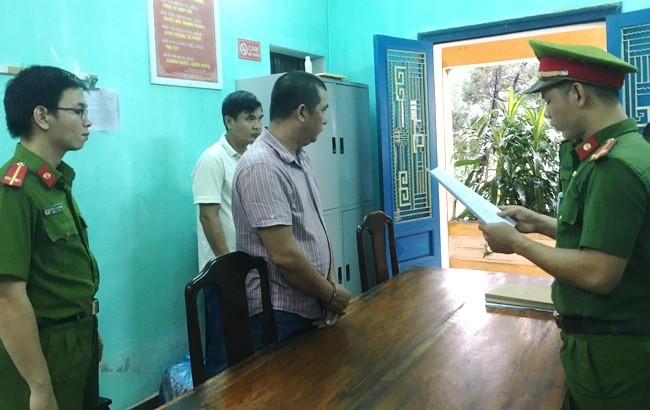 Đọc lệnh khởi tố, bắt tạm giam đối với Nguyễn Phước Quý Tuấn.