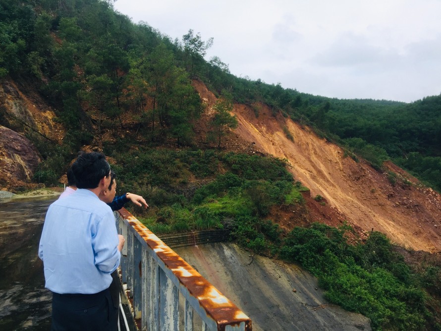 Cơ quan chức năng tỉnh TT-Huế đi kiểm tra thực tế sạt lở tại hạ lưu thủy điện Hương Điền.