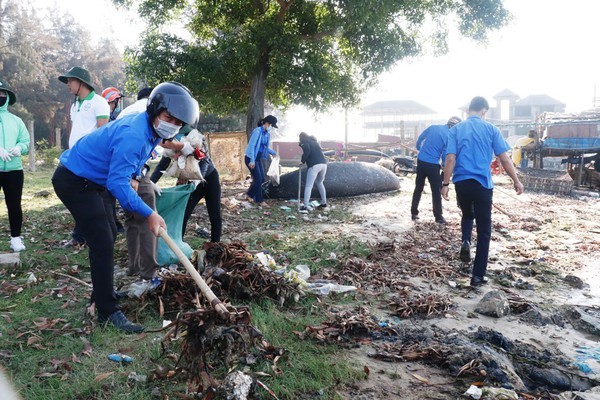 Ra quân thu gom rác thải, rác thải nhựa tại vùng đầm phá thị trấn Thuận An, TT-Huế.