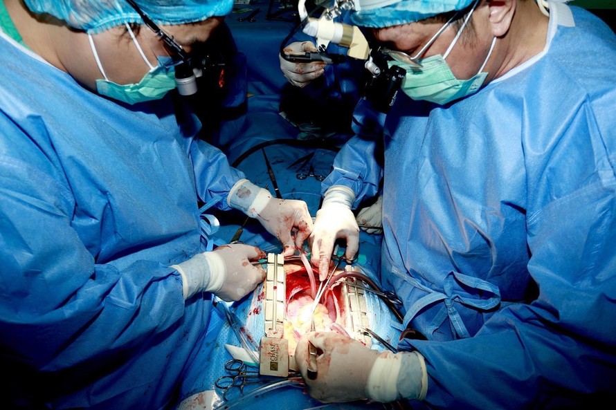 Thực hiện phẫu thuật, ghép tim cho người bệnh tại Bệnh viện Trung ương Huế.