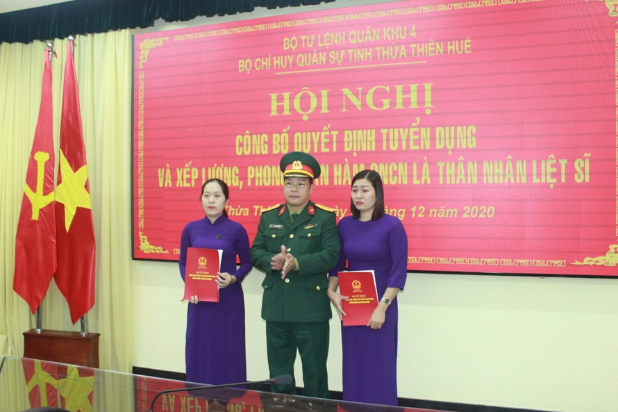 Công bố, trao quyết định tuyển dụng quân nhân chuyên nghiệp cho vợ của hai liệt sĩ hy sinh khi làm nhiệm vụ cứu hộ, cứu nạn tại Rào Trăng 3, Thừa Thiên-Huế.