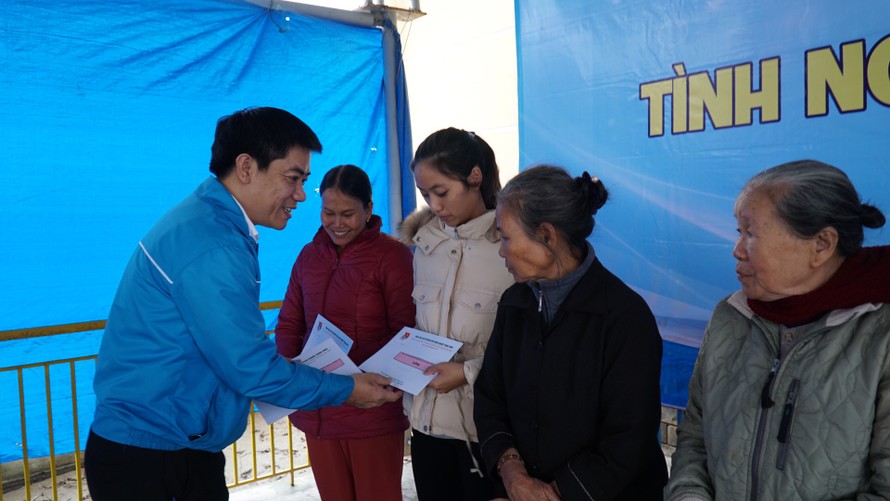 Bí thư Tỉnh Đoàn TT-Huế Trần Gia Công tặng quà, động viên người dân gặp khó khăn ở vùng lũ Quảng Điền.