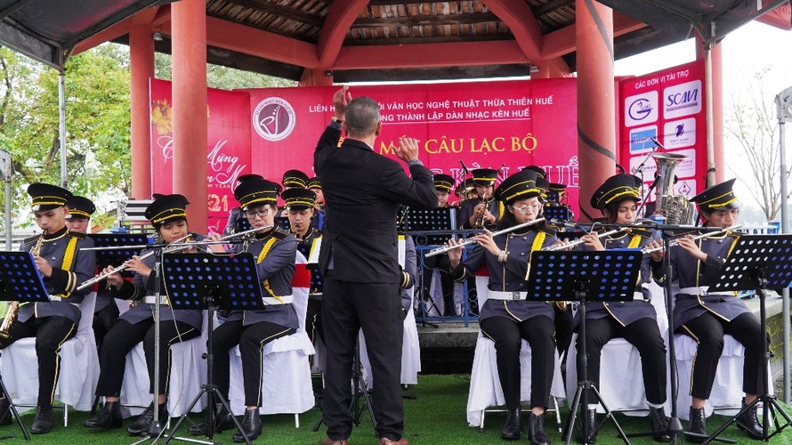 Dàn nhạc kèn Huế lần đầu tiên ra mắt trong một dịp Tết dương lịch.