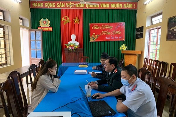 Phan Nguyễn T.N (bìa trái) bị phạt tiền vì đăng thông tin trái với chính sách pháp luật về Hôn nhân và Gia đình trên mạng xã hội Facebook.