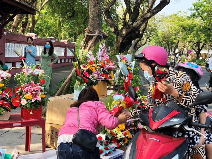 Dịp 8/3 năm nay, số người tìm mua hoa tươi tại các hàng hoa lưu động ở Huế không nhiều. Trong khi, số gian hàng hoa lưu động dọc các tuyến phố tại Huế cũng giảm mạnh.