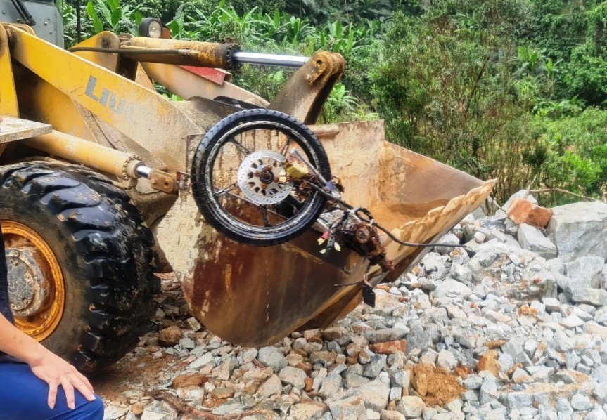 Xác xe gắn máy vừa được phát hiện tại hiện trường tìm kiếm là khu vực bãi bồi trên sông Rào Trăng.
