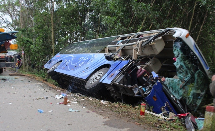 Tai nạn nghiêm trọng giữa xe khách và xe tải, 2 người tử vong 