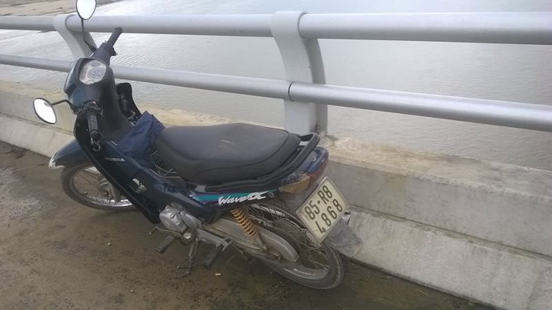 Chiếc xe máy của nạn nhân được người dân phát hiện trên cầu Giao Thủy