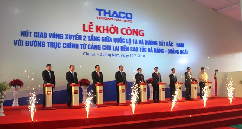 Bộ trưởng Bộ GTVT Nguyễn Văn Thể, lãnh đạo tỉnh Quảng Nam và lãnh đạo Cty CP ô tô Trường Hải ấn nút khởi công.