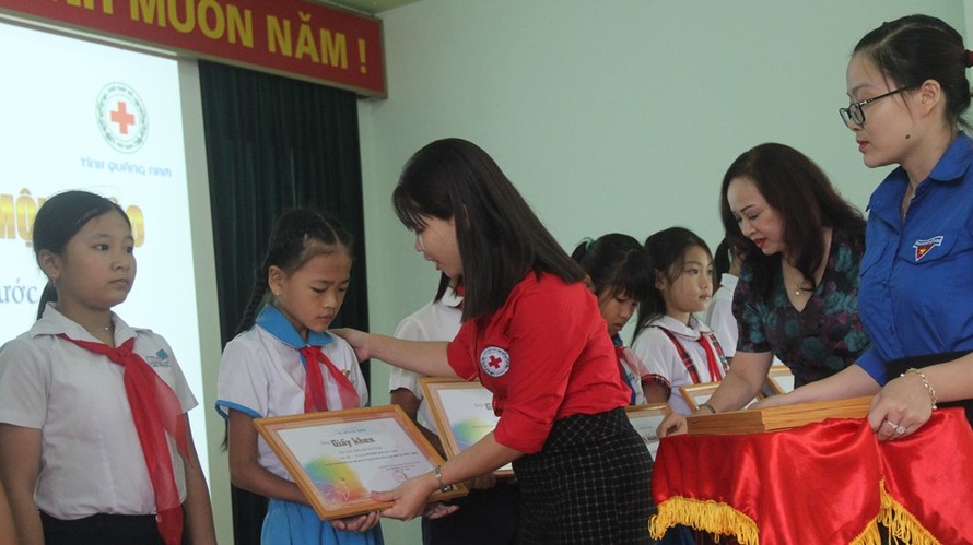 Trao học bổng cho học sinh nghèo vượt khó ở Quảng Nam