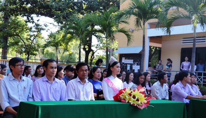 Hoa hậu Trần Tiểu Vy trao 20 suất học bổng khi về thăm trường cũ