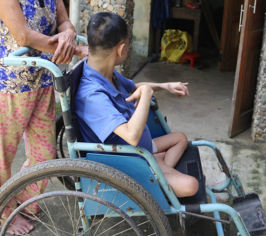 P. bị bại liệt phải ngồi xe lăn suốt 26 năm nay. Ảnh S.T