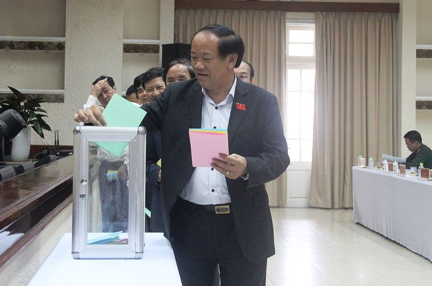 Các đại biểu HĐND tỉnh Quảng Nam bỏ phiếu tín nhiệm đối với 27 chức danh