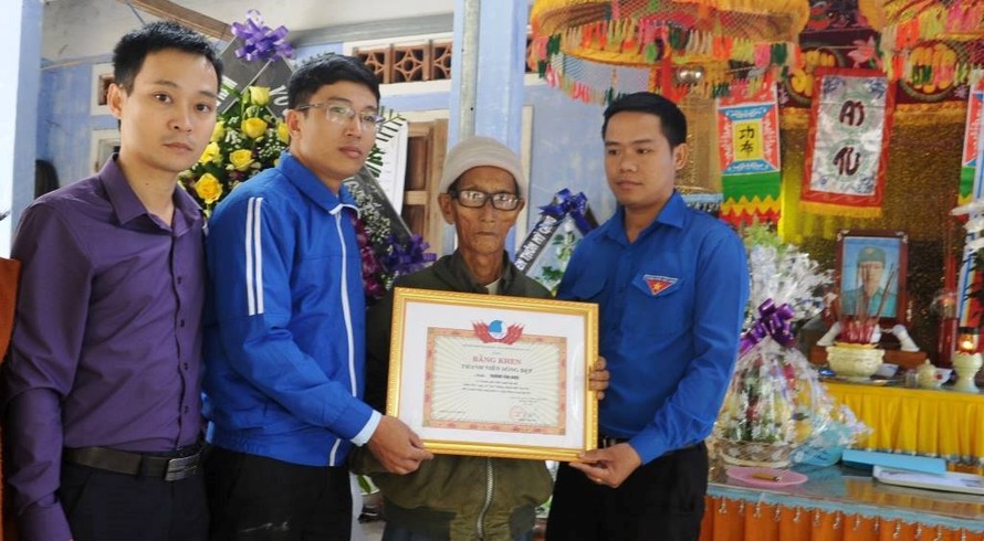Hội LHTN Việt Nam tỉnh Quảng Nam thăm hỏi, truy tặng Bằng khen "Thanh niên sống đẹp" cho dân quân Trương Văn Được