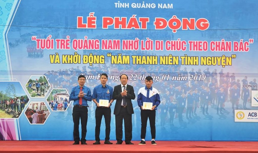 Trao Huy hiệu Tuổi trẻ dũng cảm cho 4 thanh niên ở Quảng Nam