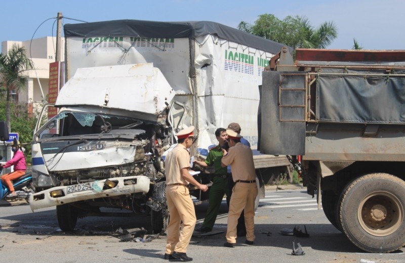 Tai nạn xe tải và xe ben trên quốc lộ, tài xế nguy kịch