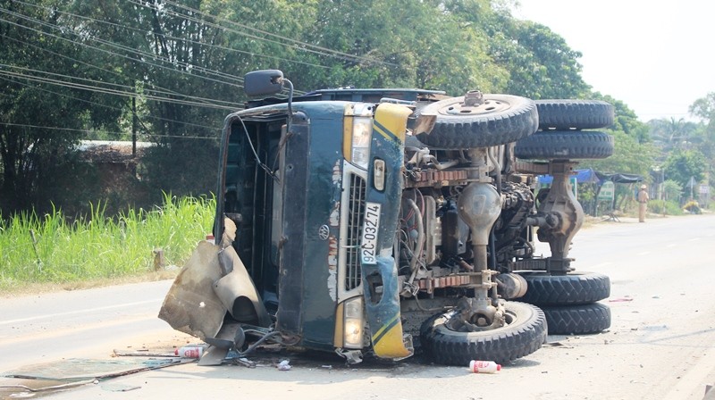 Quảng Nam: Xe tải tông dải phân cách, tài xế trọng thương
