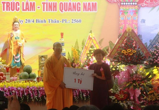 Đại đức Thích Trúc Thái Minh là đại diện Ba Vàng Quảng Nam nhận tiền ủng hộ 
