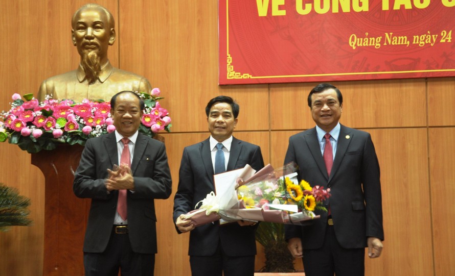 Ông Lê Văn Dũng (giữa) đảm nhận chức Phó Bí thư Thường trực Tỉnh ủy Quảng Nam
