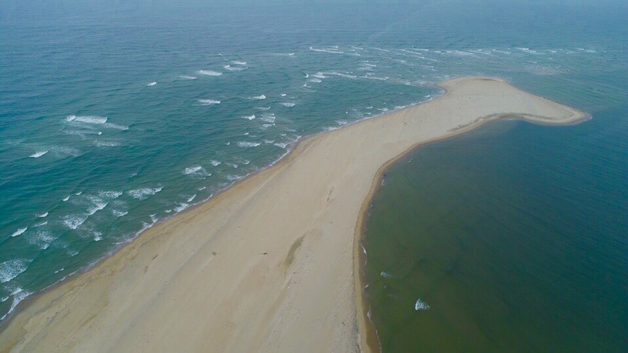 Cồn cát trên biển Cửa Đại tiếp tục dài ra gần 100m