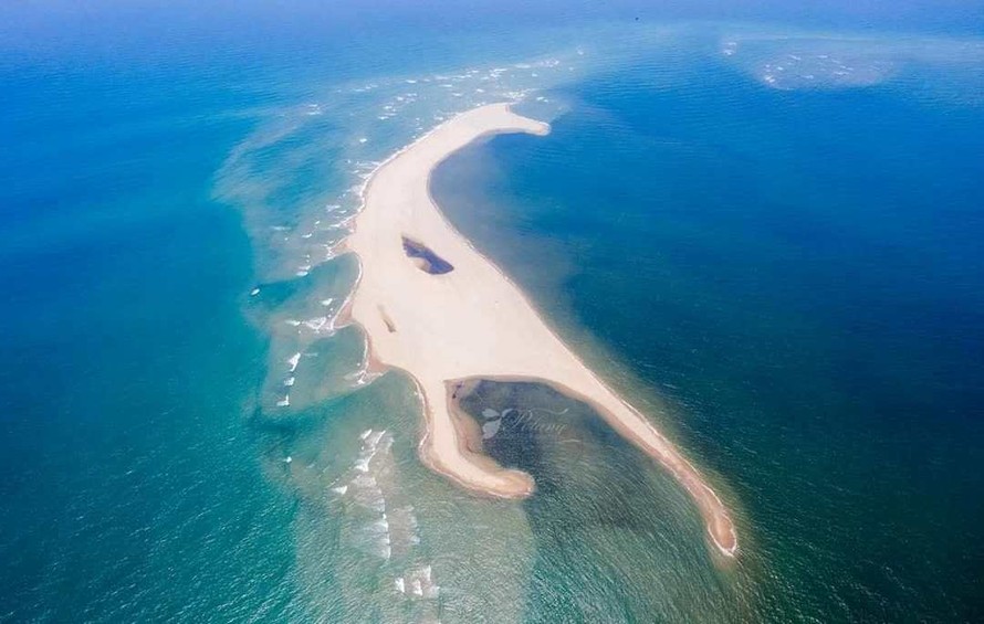Cồn cát khổng lồ biển Cửa Đại liên tục biến đổi phức tạp 