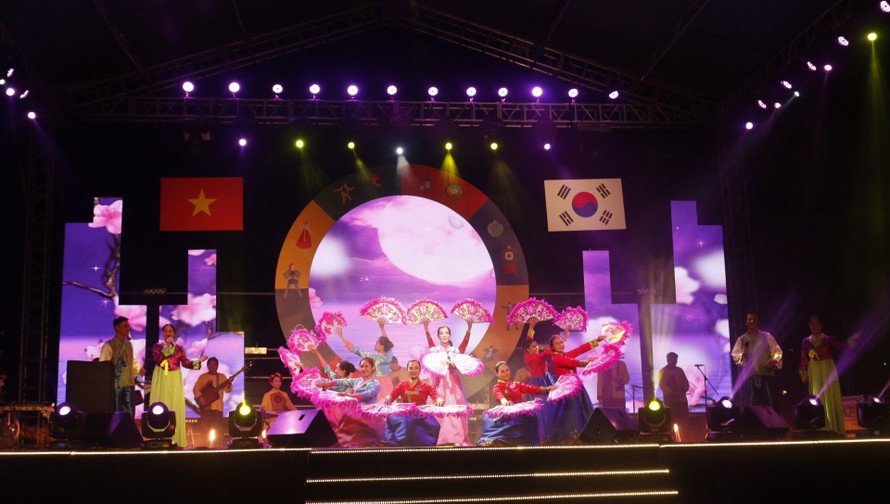 Bạn trẻ Việt háo hức trải nghiệm văn hóa Hàn Quốc tại Hội An