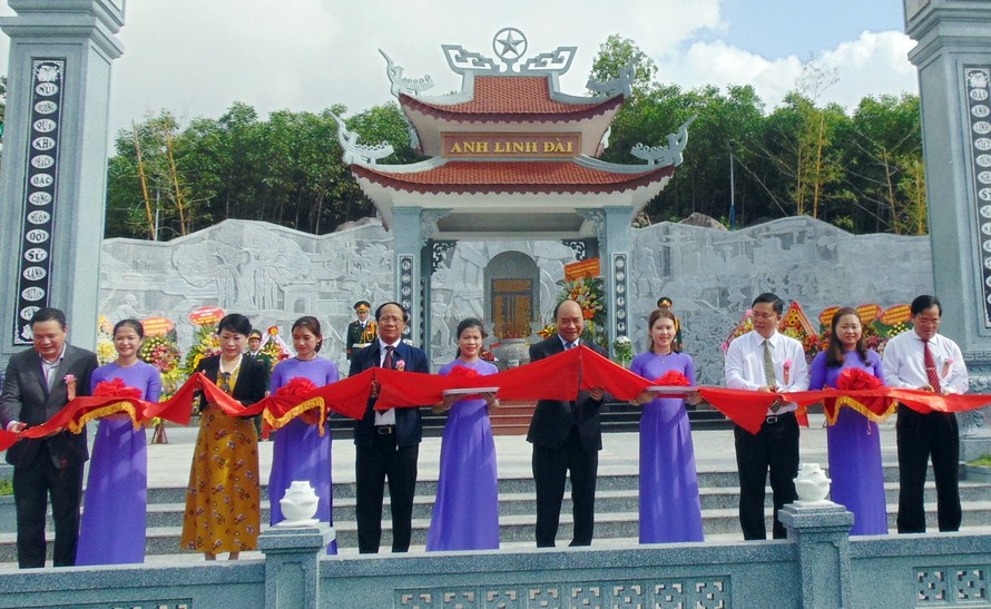 Thủ tướng dự lễ và cắt băng khánh thành công trình tôn tạo,nâng cấp Di tích lịch sử đền thờ liệt sĩ Núi Quế - Anh Linh Đài. ảnh T.C.Đ