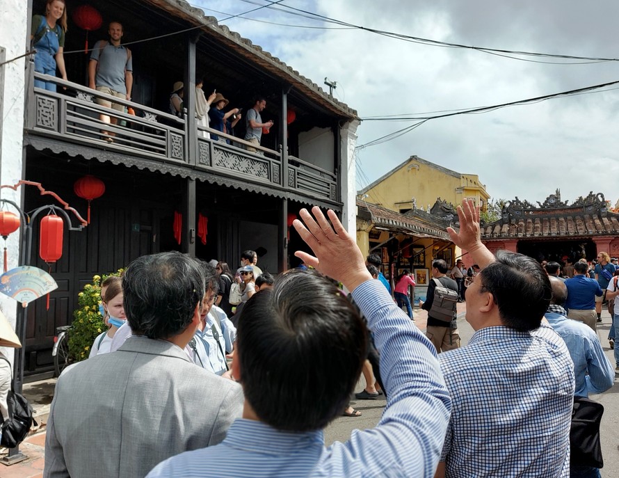 Chủ tịch UBND tỉnh Quảng Nam Lê Trí Thanh cùng lãnh đạo các sở, ngành đi bộ, trò chuyện và vẫy tay thân thiện với du khách tại phố cổ Hội An